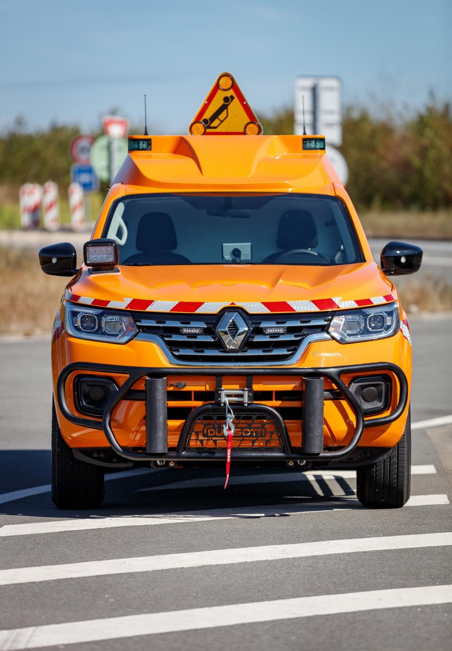  Renault Alaskan Road Safety Patrol by Durisotti 2016 года  (фото 20 из 22)